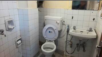 Basic Room | Bathroom | Shower, free toiletries, hair dryer, towels