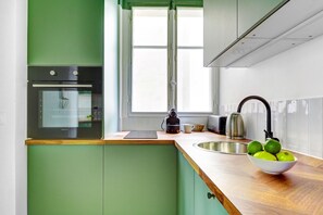 Apartment, 1 Double Bed with Sofa bed, Non Smoking, Courtyard View | Private kitchen - Chic 1BR by Eiffel Tower & Champ de Mars (Paris)