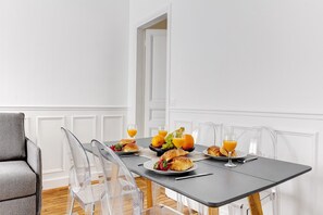 Apartment, 1 Double Bed with Sofa bed, Non Smoking, Courtyard View | In-room dining