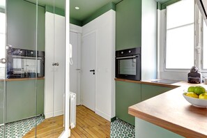 Apartment, 1 Double Bed with Sofa bed, Non Smoking, Courtyard View | Private kitchen | Coffee/tea maker, electric kettle, paper towels
