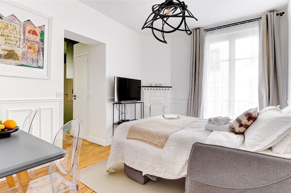 Apartment, 1 Double Bed with Sofa bed, Non Smoking, Courtyard View | Living area | 40-inch Smart TV with satellite channels