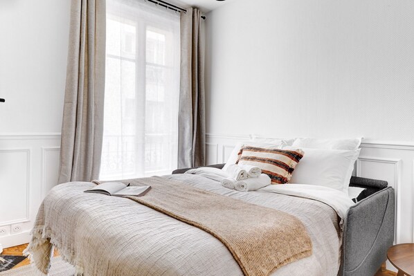 Apartamento, 1 cama doble con sofá cama, no fumadores, vistas al patio | Zona de estar | Smart TV de 40 pulgadas con canales por satélite