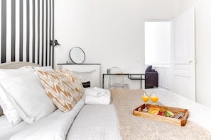 1 bedroom, iron/ironing board, cots/infant beds, travel cot - Chic 1BR by Eiffel Tower & Champ de Mars (Paris)