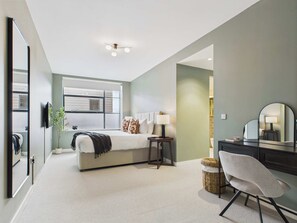 2 Schlafzimmer, Schreibtisch, Bügeleisen/Bügelbrett, Reisekinderbett