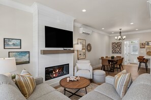 Een smart-tv en een open haard