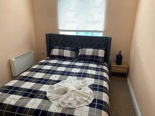 2 bed 2 bath right next to Park located for access to West end and GTW