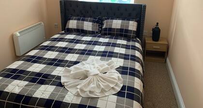 2 bed 2 bath right next to Park located for access to West end and GTW