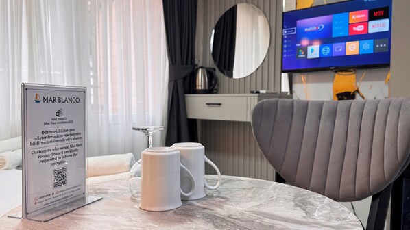 Egyptian cotton sheets, premium bedding, down duvets, minibar - Marblanco Hotel (Istanbul)