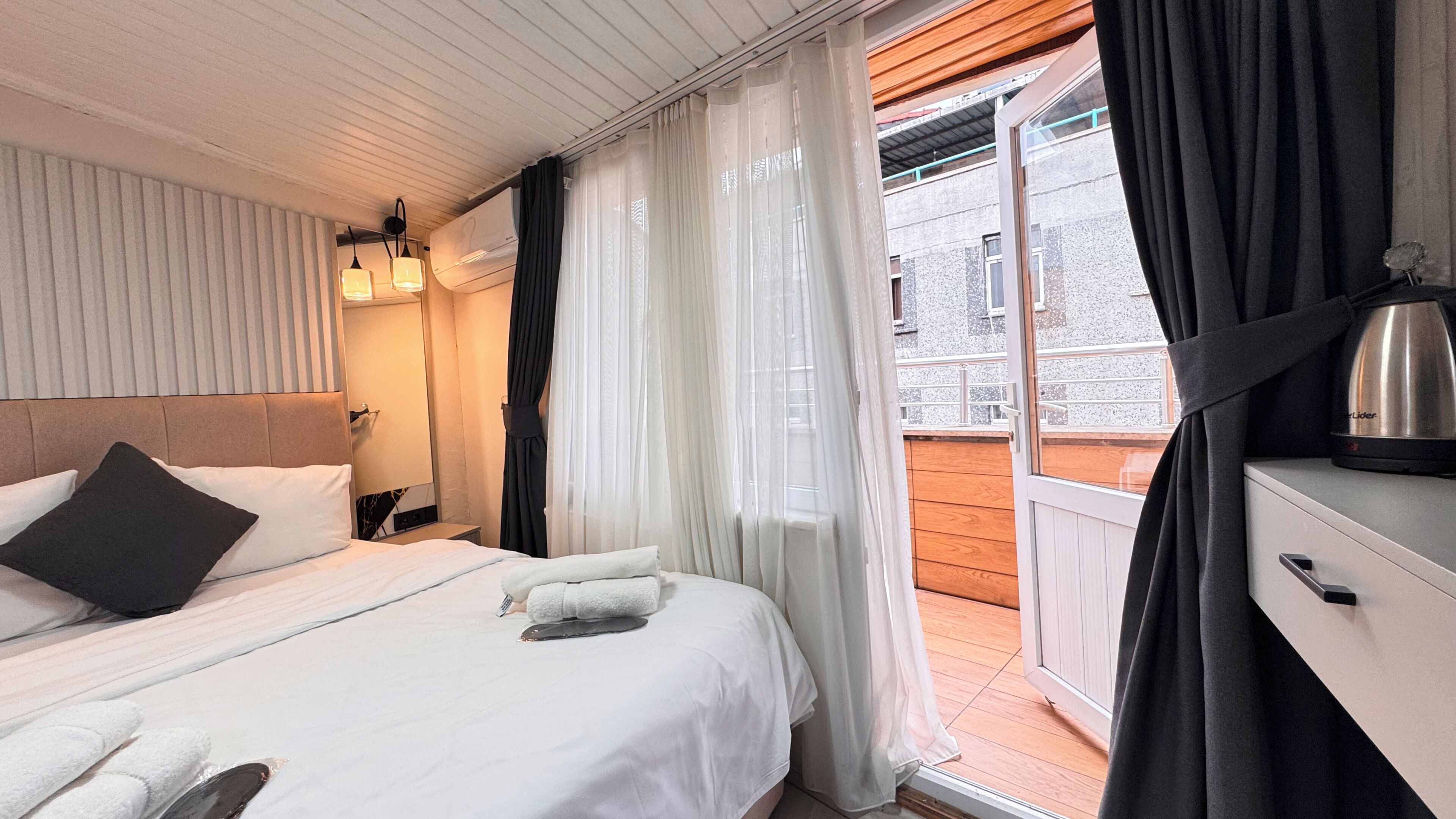 Chambre Deluxe, balcon, vue sur la ville | Draps en coton égyptien, literie de qualité, couette en duvet, minibar