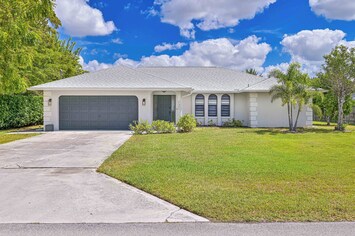 Naples Delight - Tranquil Vacation Home, Hot Tub and Heated Pool - 4 miles to Naples Beach!