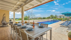 Outdoor dining - Gorgeous, family home close to Olhão, with distant sea views and a hot tub (Quelfes)