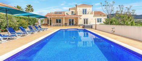 Piscina a l'aire lliure i piscina climatitzada