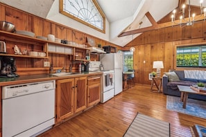 ثلاجة، ميكروويف، موقد طهي مسطح، ماكينة لصنع القهوة/الشاي