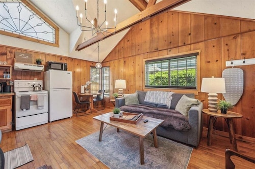 The Harrison Inn Artist`s Cottage - New Listing!