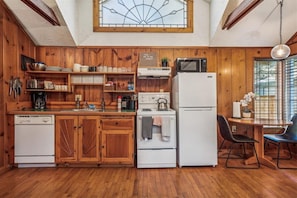 ثلاجة، ميكروويف، موقد طهي مسطح، ماكينة لصنع القهوة/الشاي