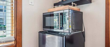 ثلاجة، ميكروويف، فرن، موقد طهي مسطح