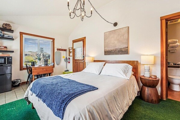 Free WiFi, bed sheets - The Harrison Inn * Studio - New Listing! (Cannon Beach)
