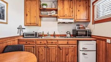 Réfrigérateur, micro-ondes, cafetiÚre/bouilloire