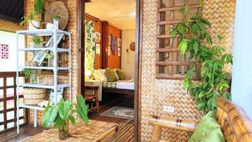 Kabin Bulan Madu | Meja kerja, ruang kerja ramah laptop, Wi-Fi gratis, dan seprai linen