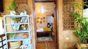 Kabin Bulan Madu | Meja kerja, ruang kerja ramah laptop, Wi-Fi gratis, dan seprai linen