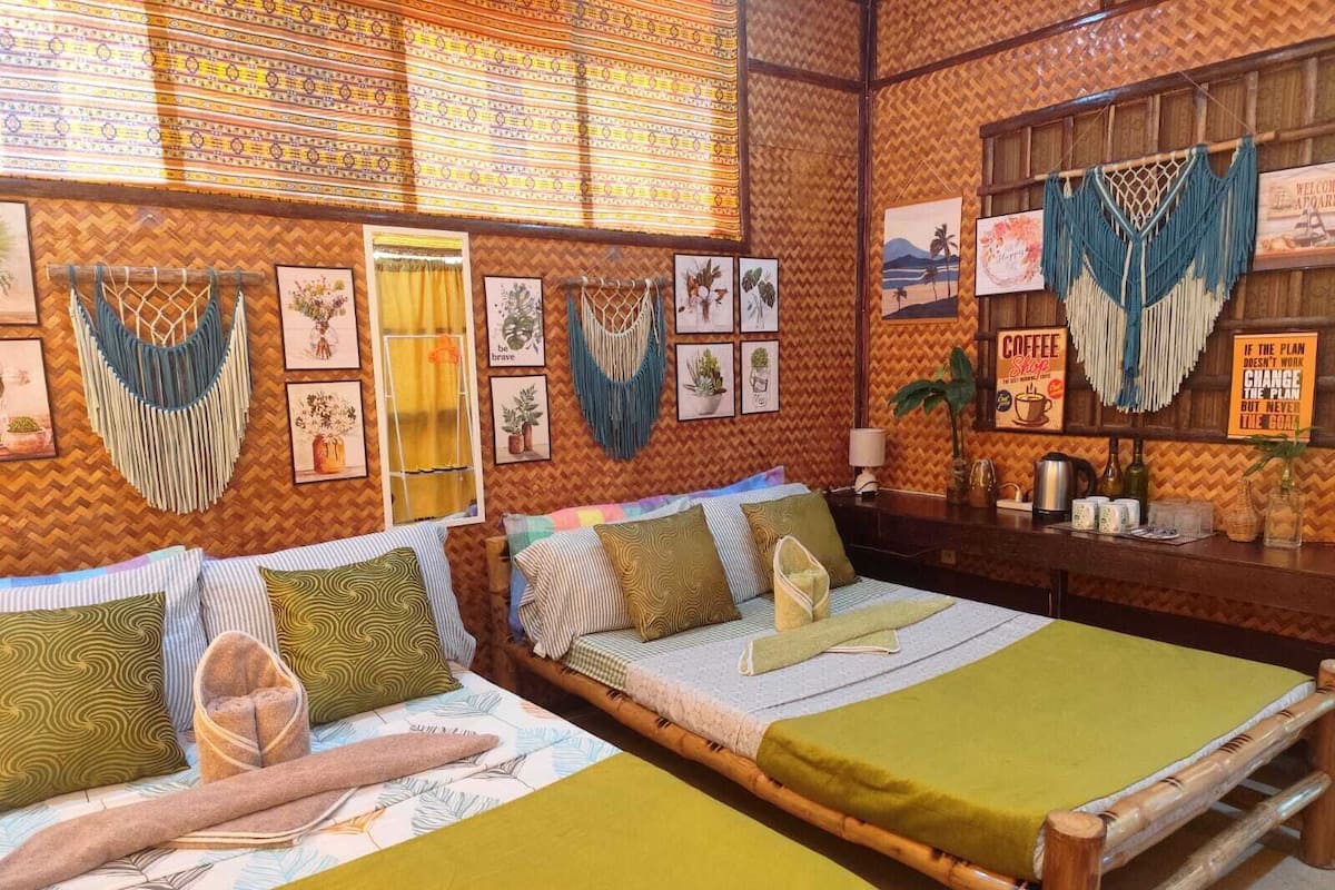 Kahden hengen perhehuone (kaksi sänkyä), näköala puutarhaan | Työpöytä, kannettavalle tietokoneelle sopiva työtila, ilmainen Wi-Fi