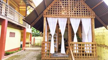 Honeymoon Cabin | Individually decorated, individually furnished, free WiFi, bed sheets