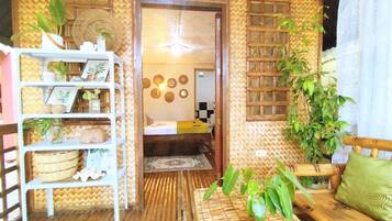 Kabin Bulan Madu | Meja kerja, ruang kerja ramah laptop, Wi-Fi gratis, dan seprai linen