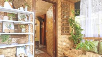 Kabin Bulan Madu | Meja kerja, ruang kerja ramah laptop, Wi-Fi gratis, dan seprai linen