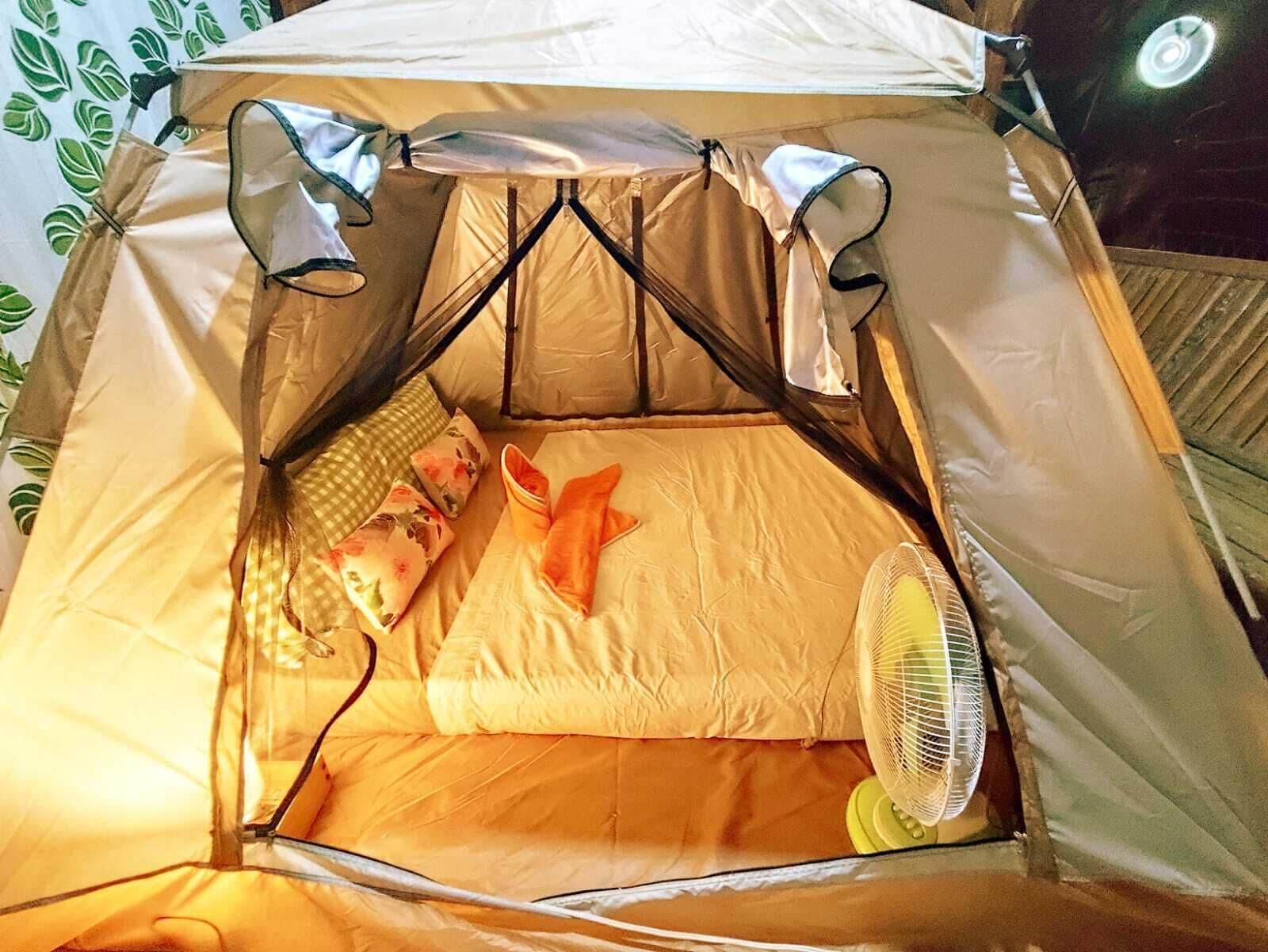 Comfort Tent | Desk, laptop workspace, free WiFi, bed sheets