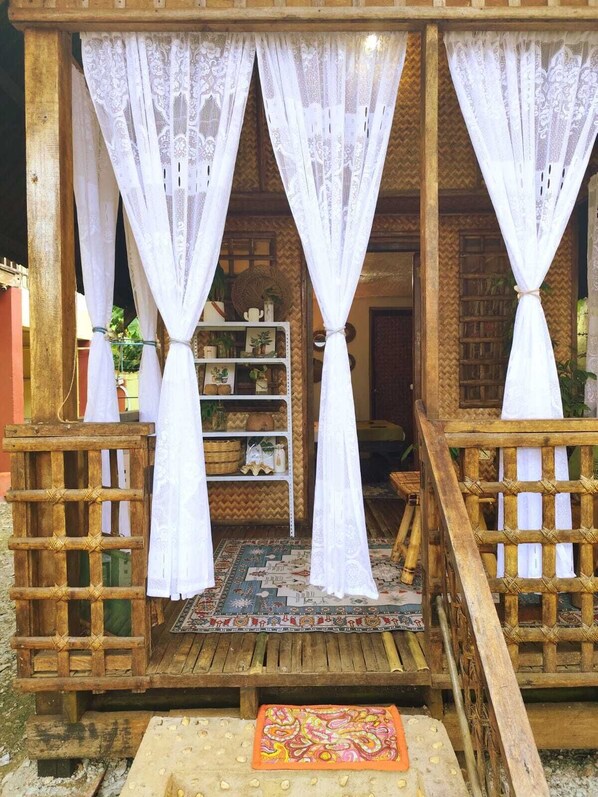 Honeymoon Cabin | Individually decorated, individually furnished, free WiFi, bed sheets