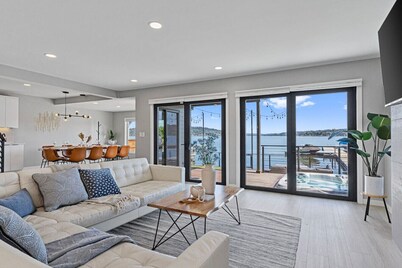 Luxe 4b3b Lakefront House w/ Hot Tub & Kayak