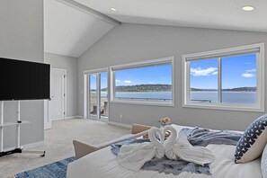 4 bedrooms, desk, iron/ironing board, travel cot