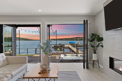 Luxe 4b3b Lakefront House w/ Hot Tub & Kayak