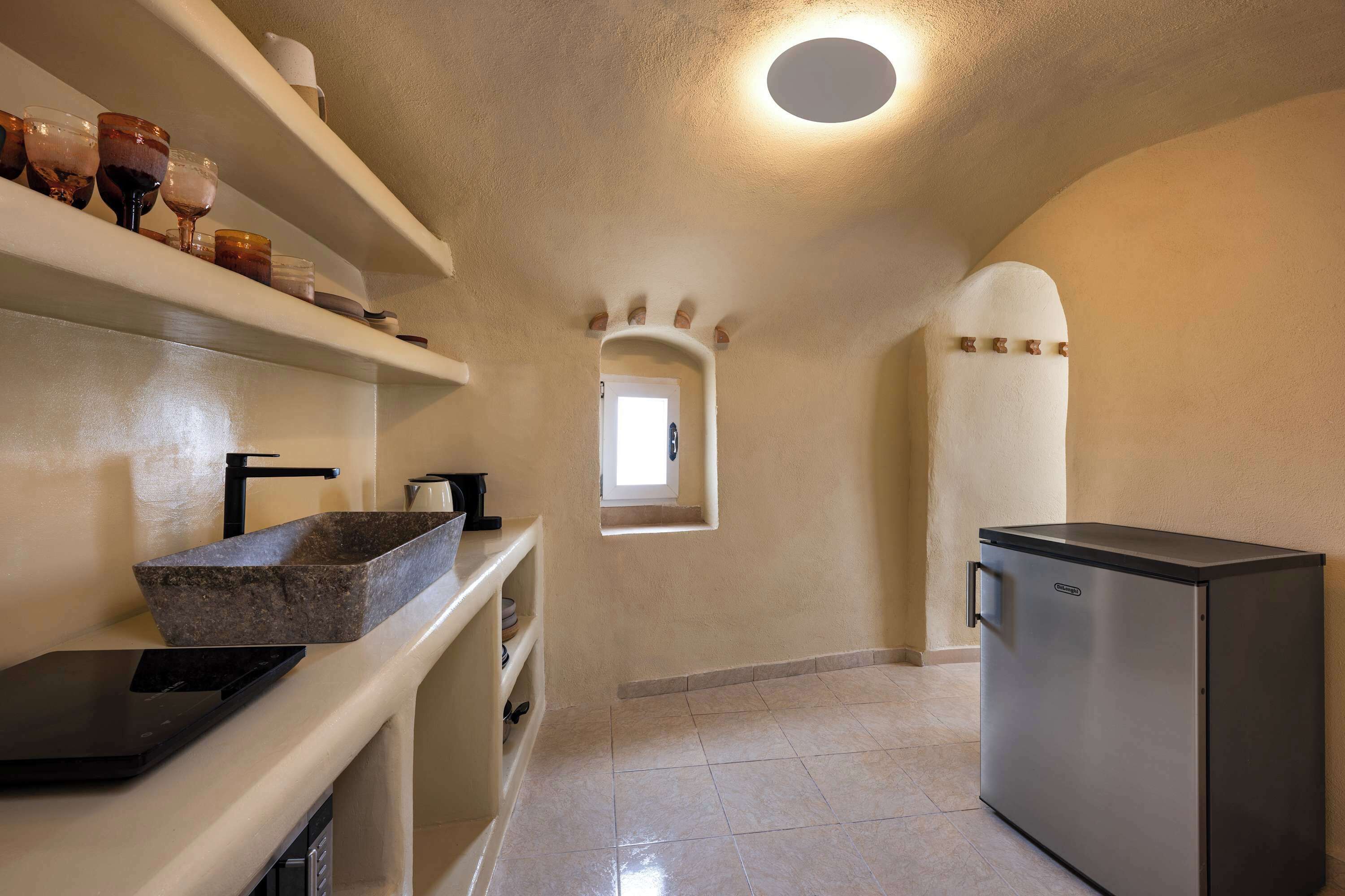 Mikrowelle, Herdplatte, Wasserkocher mit Kaffee-/Teezubehör