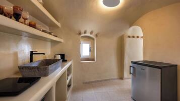 Mikrowelle, Herdplatte, Wasserkocher mit Kaffee-/Teezubehör