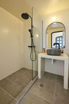 Shower, hair dryer, towels - Amphora Aelia Gem - Akrotiri Seaview Getaway (Akrotiri)