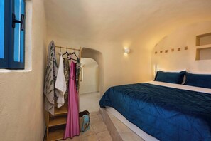 2 bedrooms, iron/ironing board, WiFi, bed sheets - Amphora Aelia Gem - Akrotiri Seaview Getaway (Akrotiri)