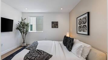 3 bedrooms, desk, iron/ironing board, travel crib