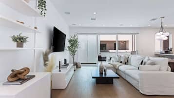 Una televisión, una oficina