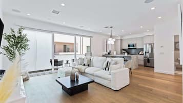 Una televisión, una oficina