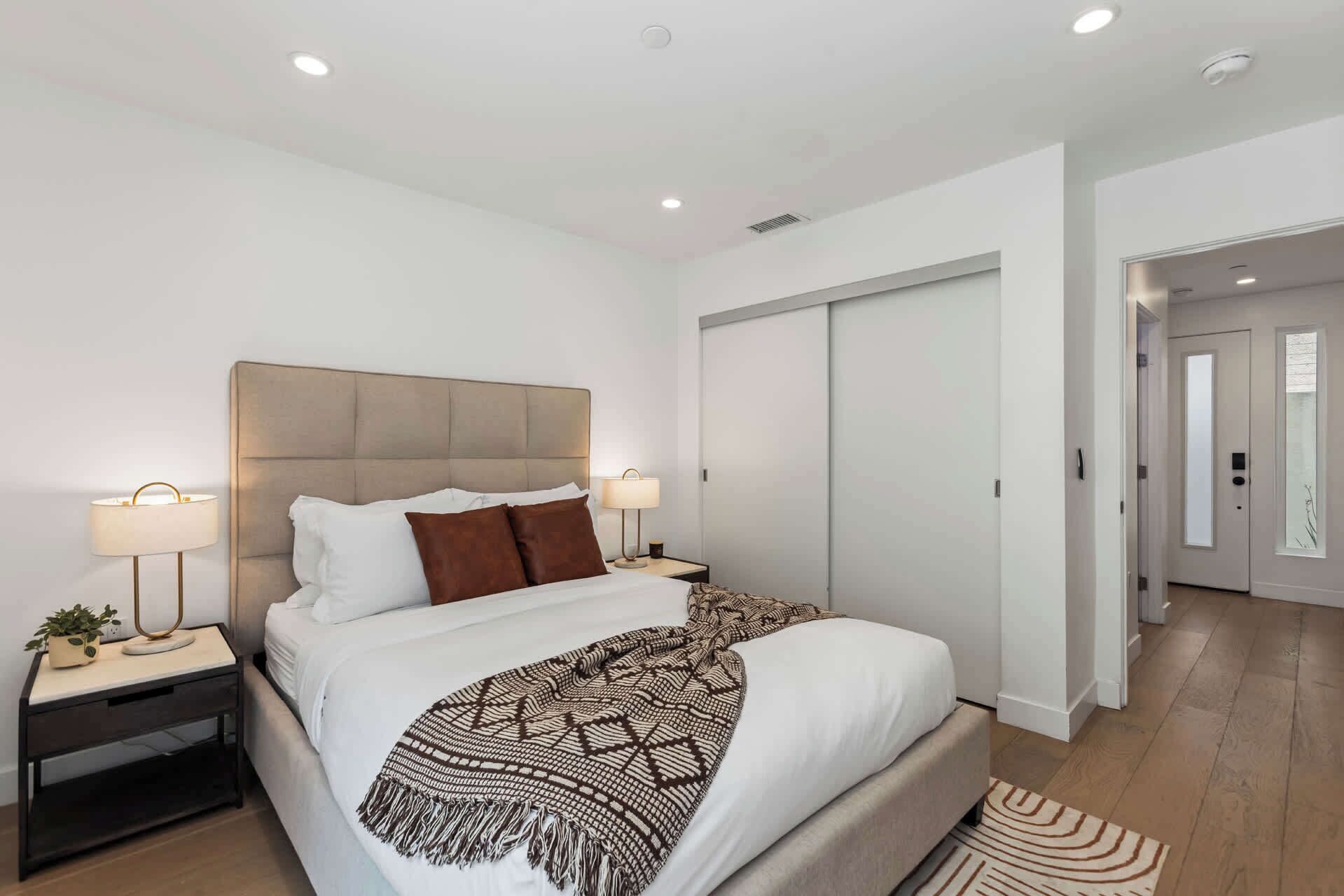 3 habitaciones, escritorio y tabla de planchar con plancha 