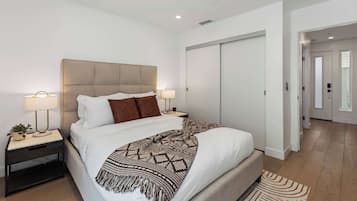 3 habitaciones, escritorio y tabla de planchar con plancha