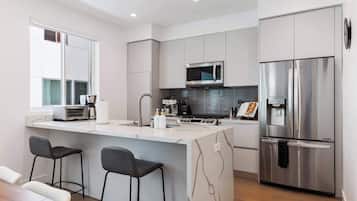 Frigorífico, microondas, horno y placa de cocina