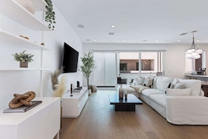 Una televisión, una oficina