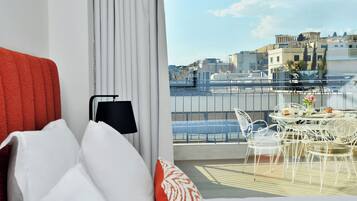 Apartamento, vistas a la ciudad | 3 dormitorios, caja fuerte, cortinas opacas