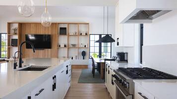 Coffee/tea maker, fridge, microwave, oven