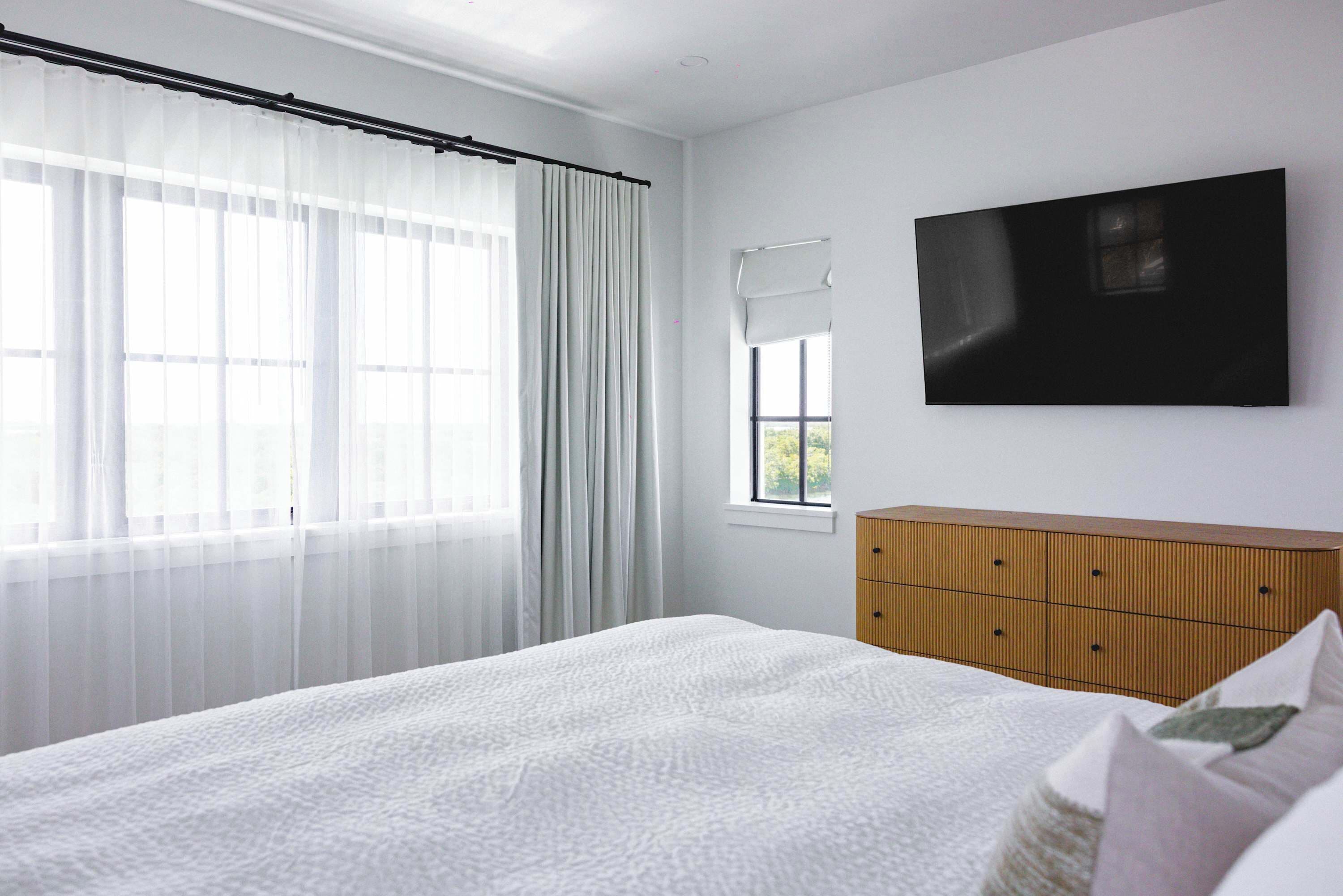 8 bedrooms, iron/ironing board, WiFi, bed sheets
