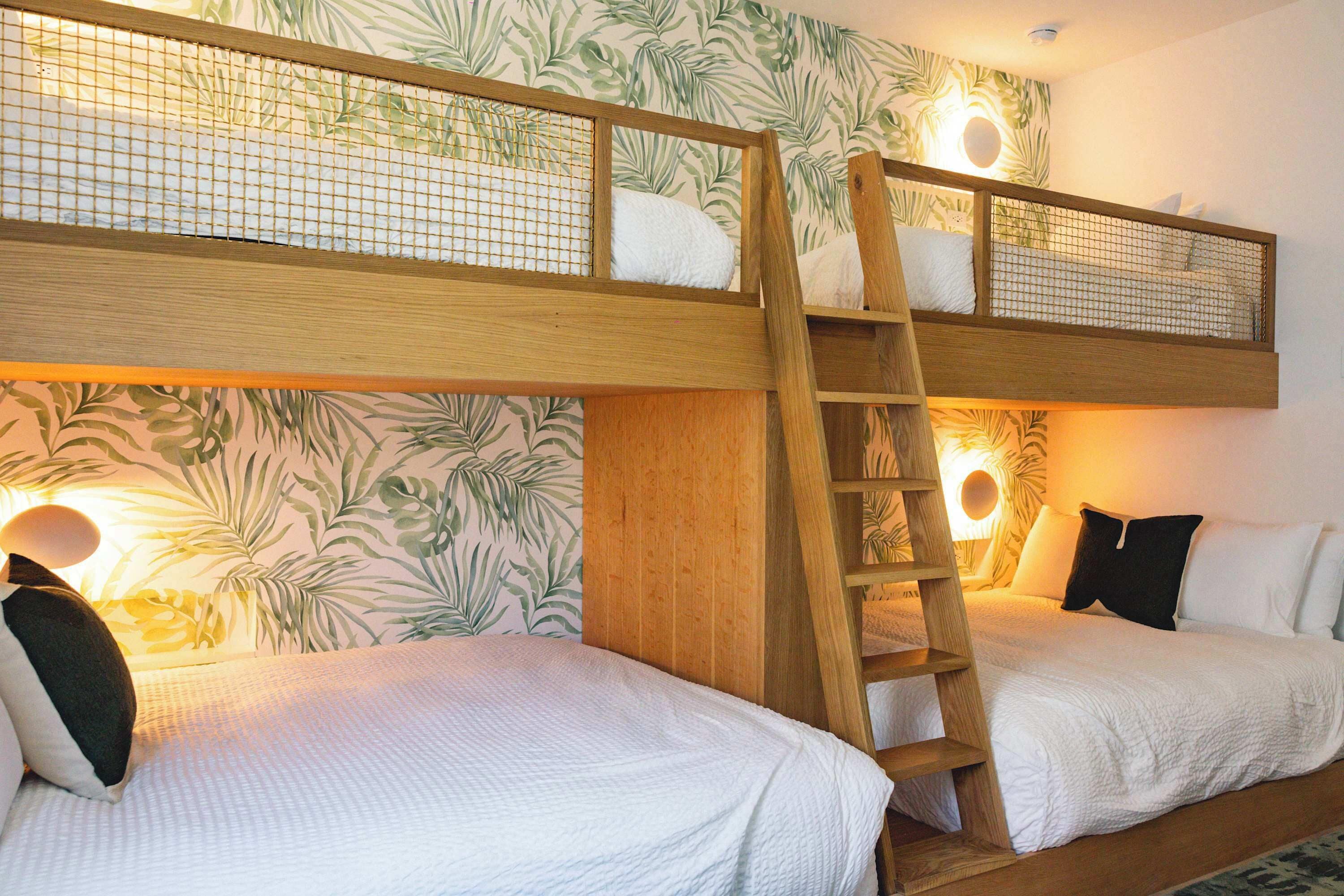 8 bedrooms, iron/ironing board, WiFi, bed sheets