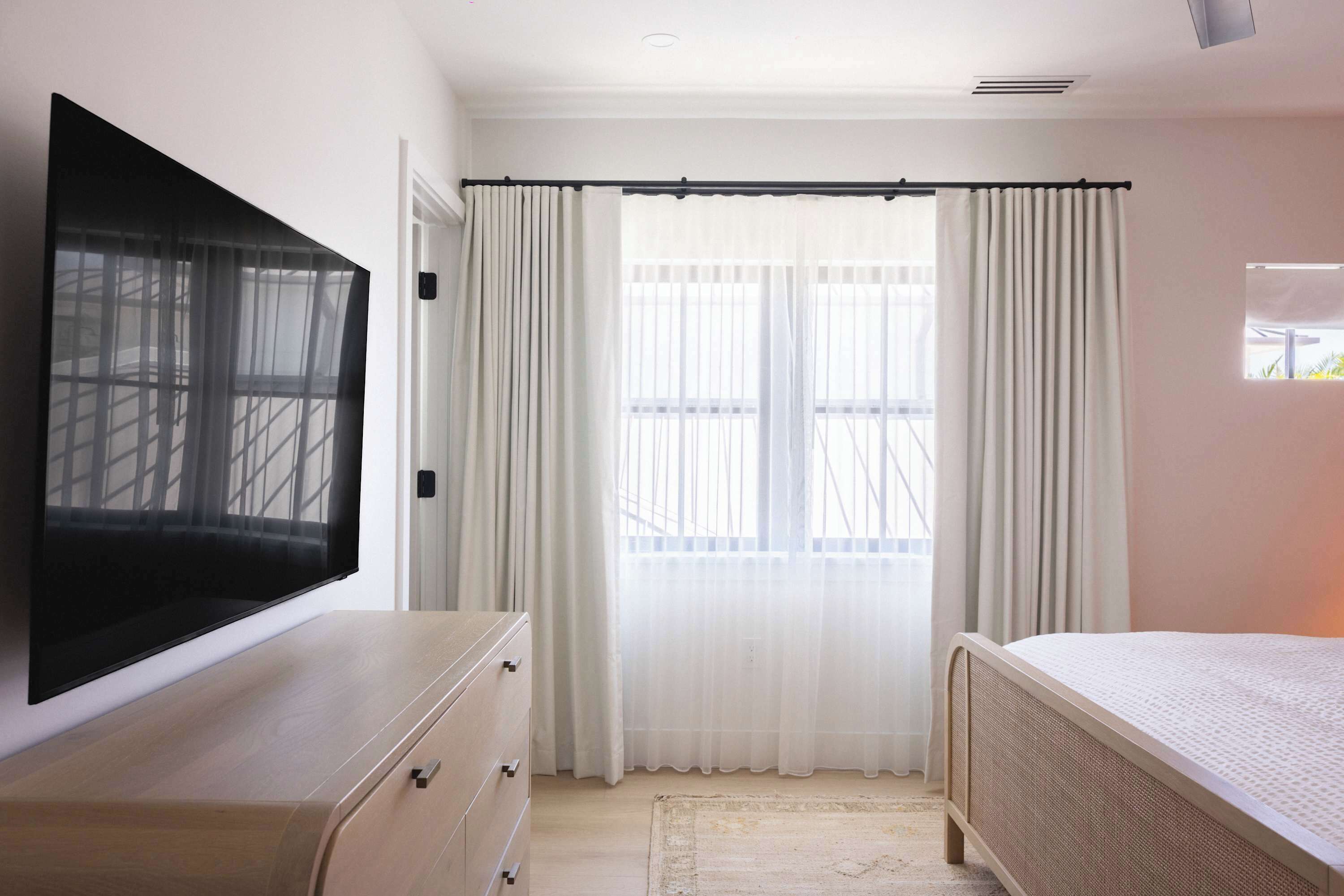 8 bedrooms, iron/ironing board, WiFi, bed sheets