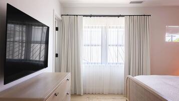 8 bedrooms, iron/ironing board, WiFi, bed sheets